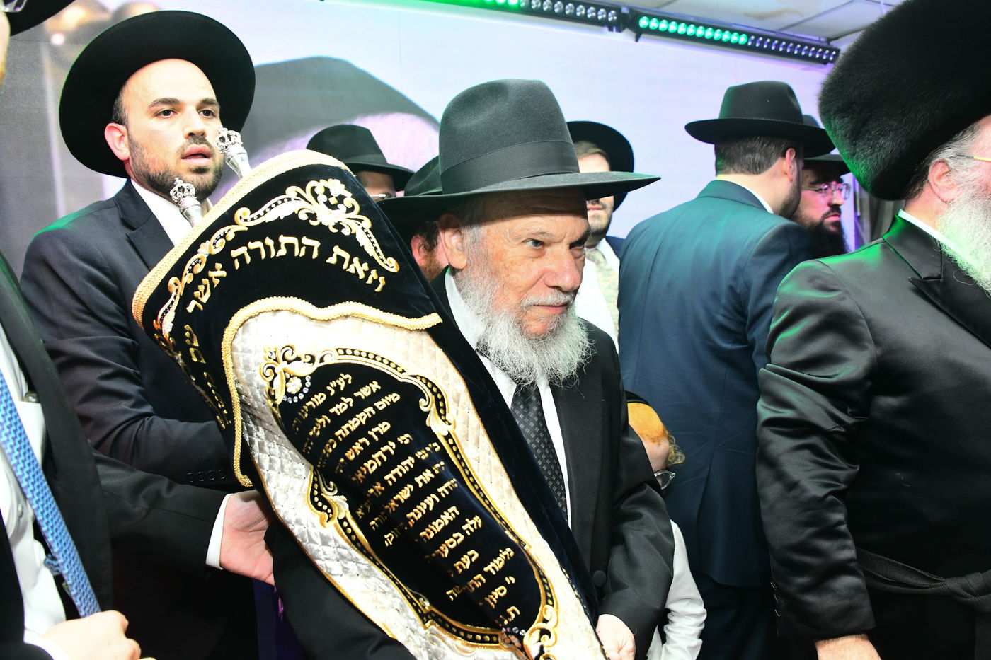 הכנסת ס"ת לישיבת פוניבז' המעטירה