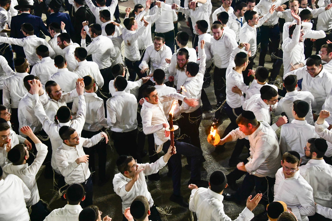הכנסת ס"ת לישיבת פוניבז' המעטירה