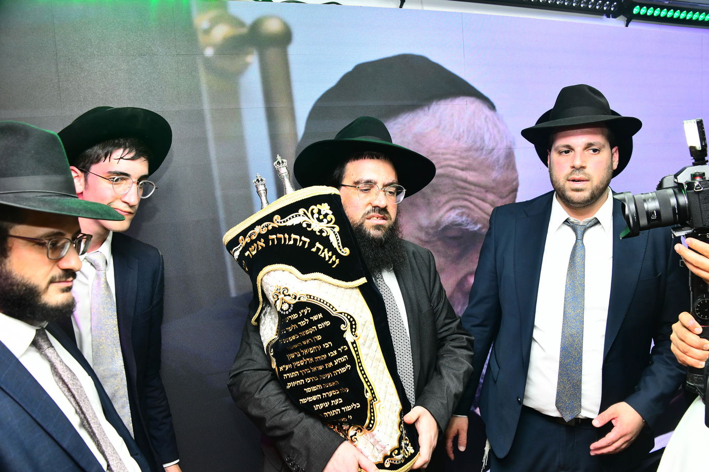 הכנסת ס"ת לישיבת פוניבז' המעטירה