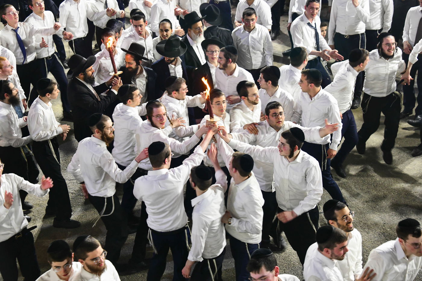 הכנסת ס"ת לישיבת פוניבז' המעטירה