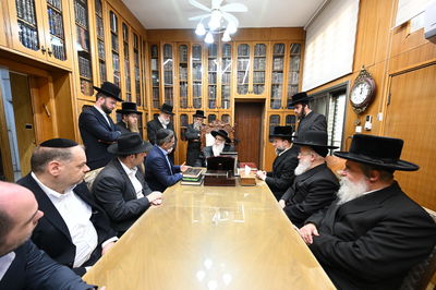 מנכ"ל מאוחדת עוזי ביתן במעונו של האדמו"ר מצאנז