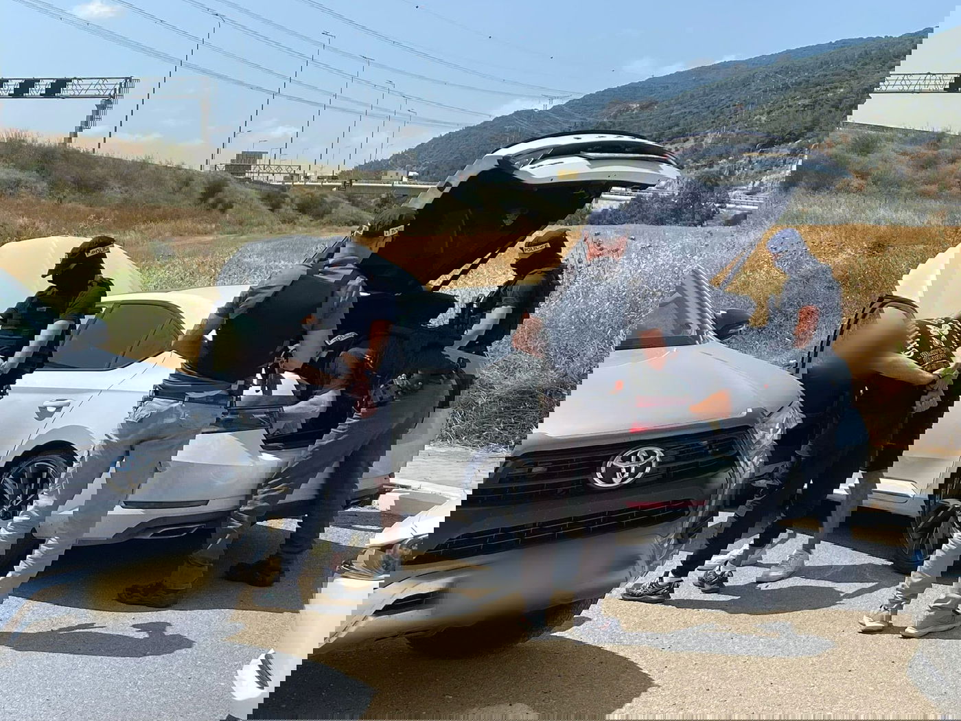 תיעוד דרמטי: שוטרים ובלשים משתלטים על שיירה עבריינית באמצע הכביש