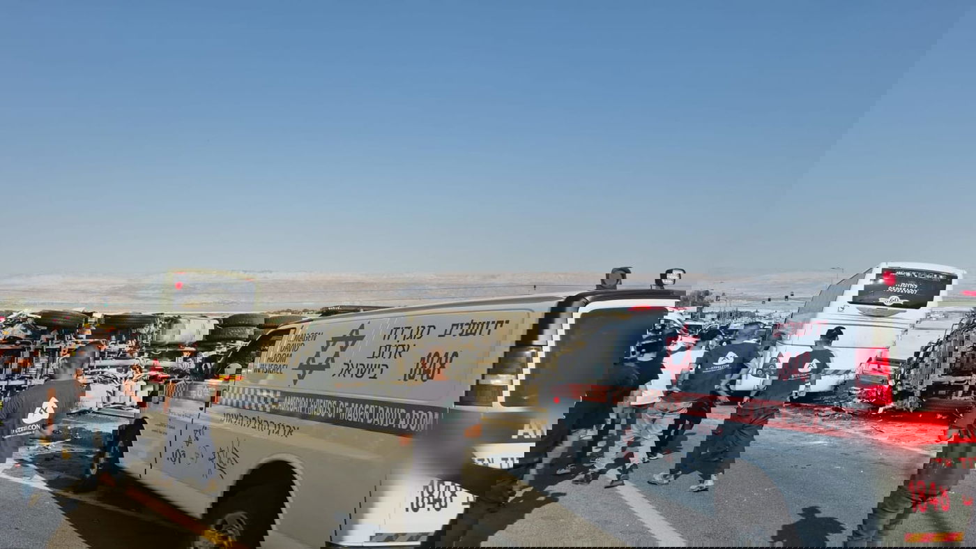 האוטובוס ההפוך בכביש