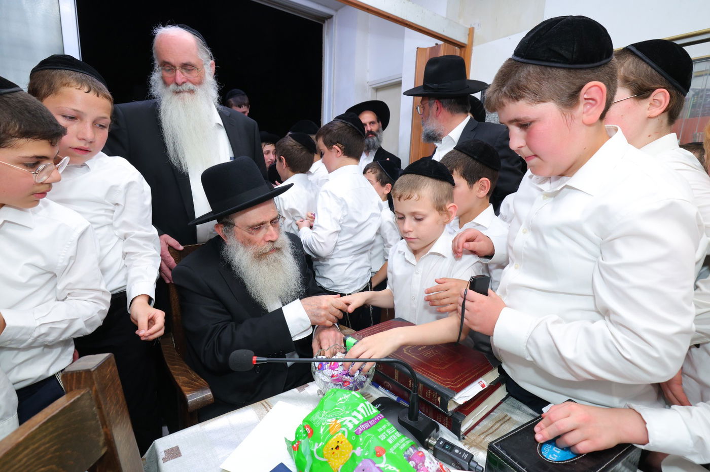 ילדי “נערינו” ביקרו בבתי גדולי ישראל והתברכו