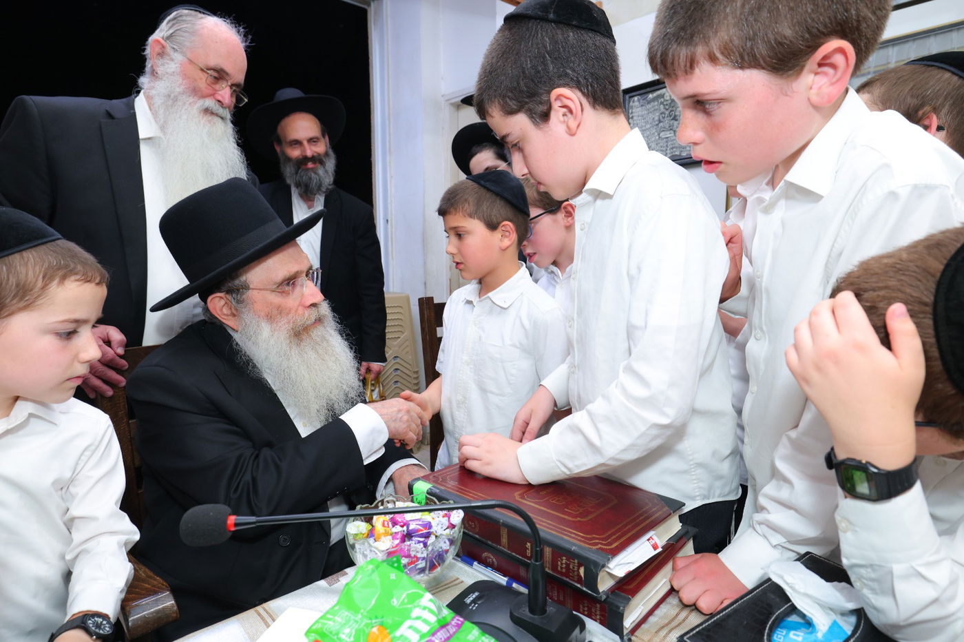 ילדי “נערינו” ביקרו בבתי גדולי ישראל והתברכו