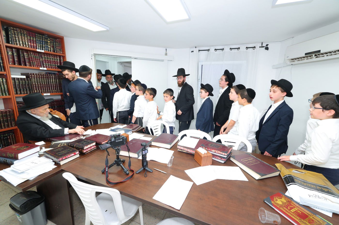 ילדי “נערינו” ביקרו בבתי גדולי ישראל והתברכו