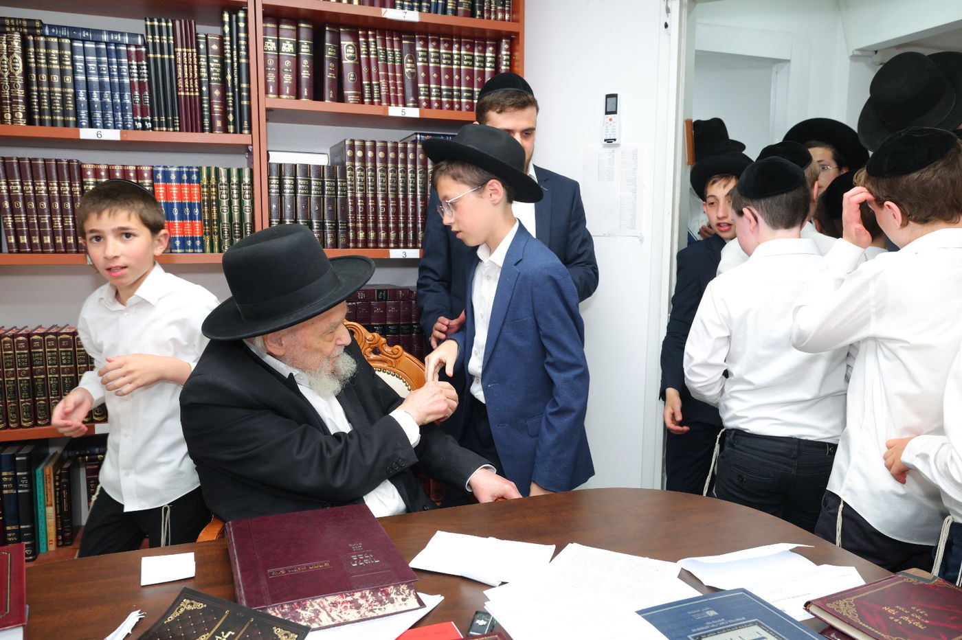 ילדי “נערינו” ביקרו בבתי גדולי ישראל והתברכו