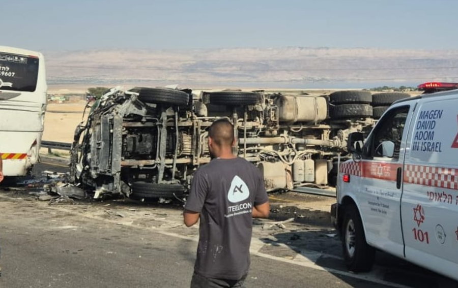האוטובוס התנגש במשאית והתהפך בכביש: 30 פצועים פונו לבתי חולים
