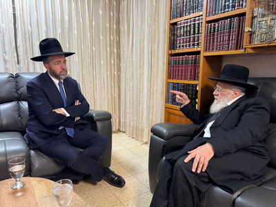 ראש צוות המו"מ אטיאס במעונו של הראש"ל