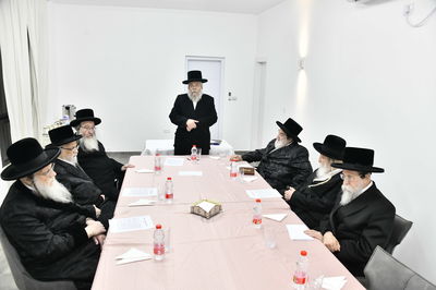 מועצת גדולי התורה, יחד עם מזכיר המועצת הרה"ג יעקב ולצר