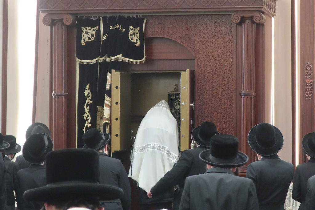 הרה"צ רבי חיים מאיר הגר בתפילת שחרית בישיבת ויז'ניץ בברכפלד