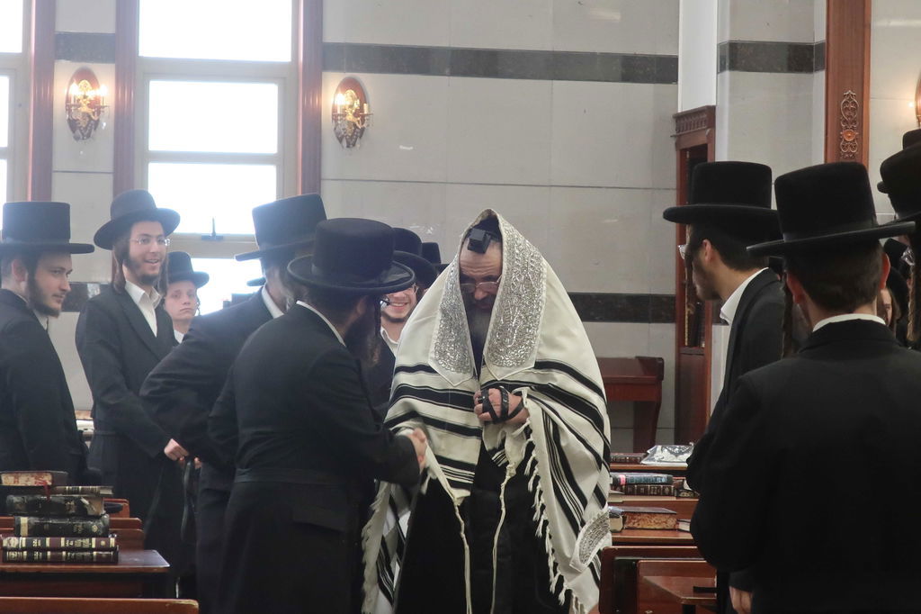 הרה"צ רבי חיים מאיר הגר בתפילת שחרית בישיבת ויז'ניץ בברכפלד