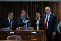 נתניהו, לצד יועצו הפוליטי, נבו כץ - וראש הסגל ברוורמן