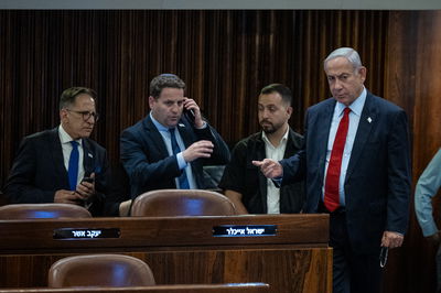 נתניהו, לצד יועצו הפוליטי, נבו כץ - וראש הסגל ברוורמן