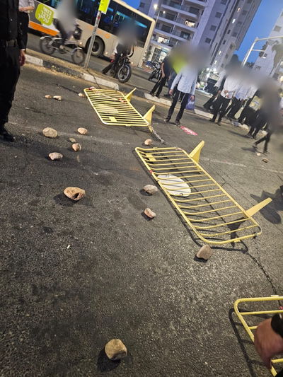 המפגינים בכניסה לבני ברק "זרקו צווי גיוס לבור האסלה" | תיעודים סוערים