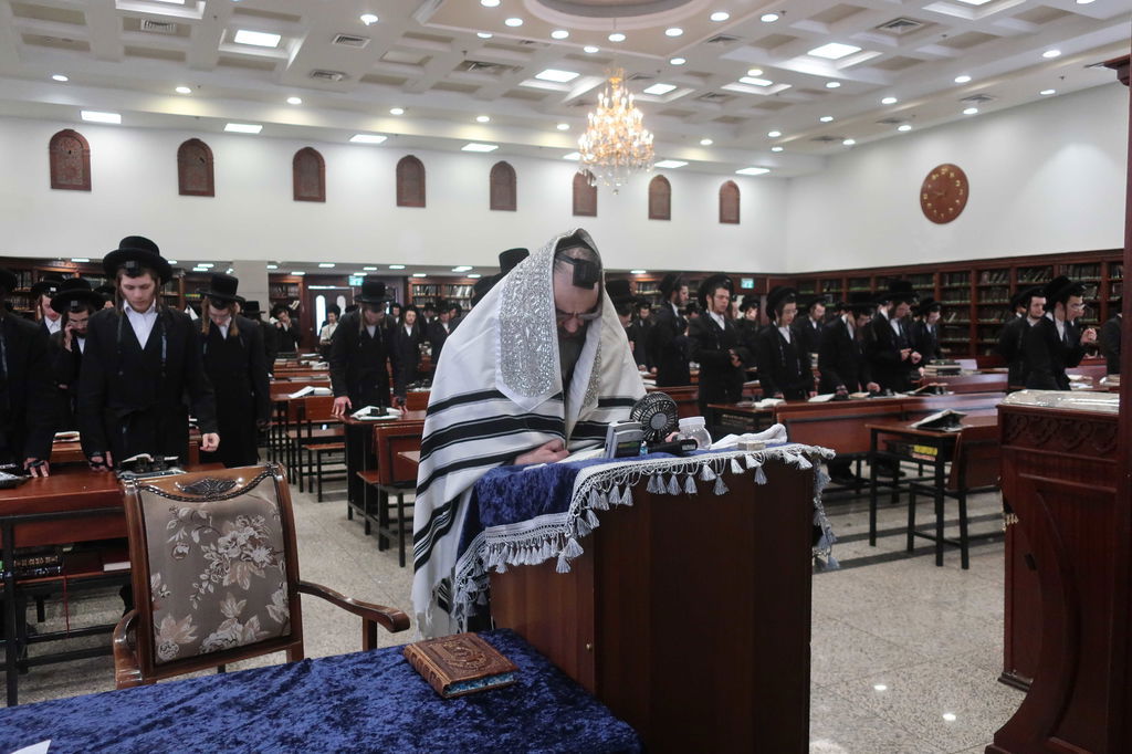 הרה"צ רבי חיים מאיר הגר בתפילת שחרית בישיבת ויז'ניץ בברכפלד