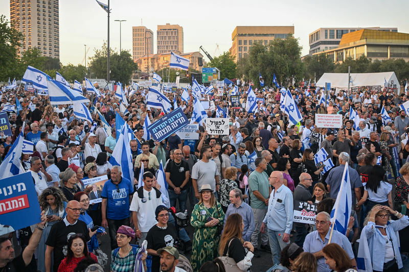 "גלי לא תחליט!" שאגו ההמונים: הפגנת הימין מחוץ לבית המשפט העליון