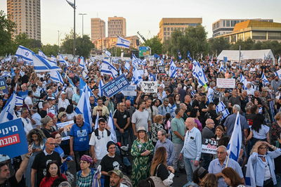 "גלי לא תחליט!" שאגו ההמונים: הפגנת הימין מחוץ לבית המשפט העליון