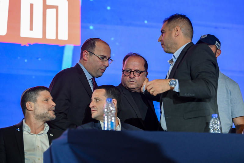 "גלי לא תחליט!" שאגו ההמונים: הפגנת הימין מחוץ לבית המשפט העליון