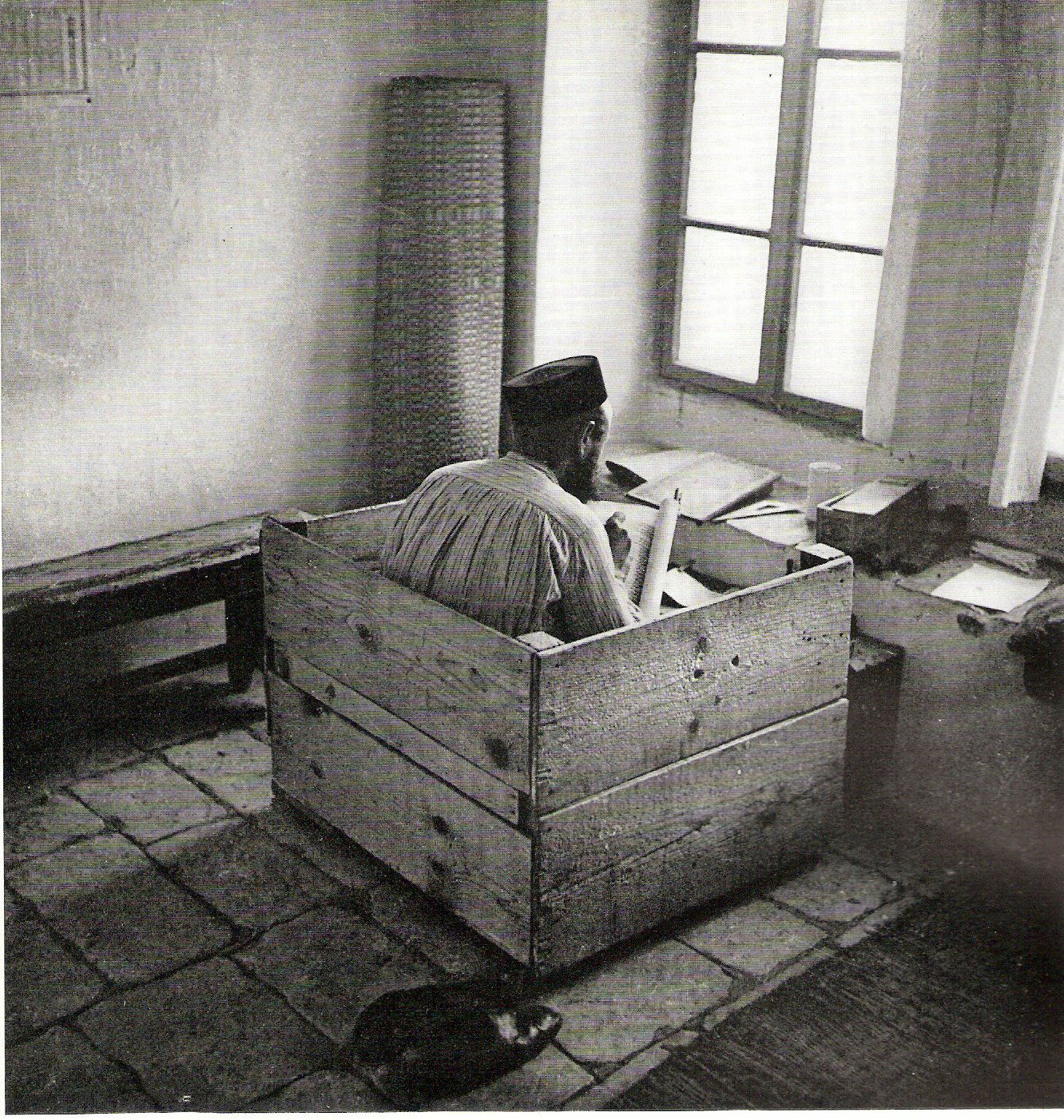 חכם שלום חיים צארום - סופר סת"ם תימני בעבודה בירושלים (בעזרת הנשים של בית הכנסת נוה שלום בנחלאות)