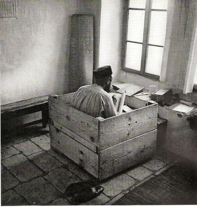 חכם שלום חיים צארום - סופר סת"ם תימני בעבודה בירושלים (בעזרת הנשים של בית הכנסת נוה שלום בנחלאות)