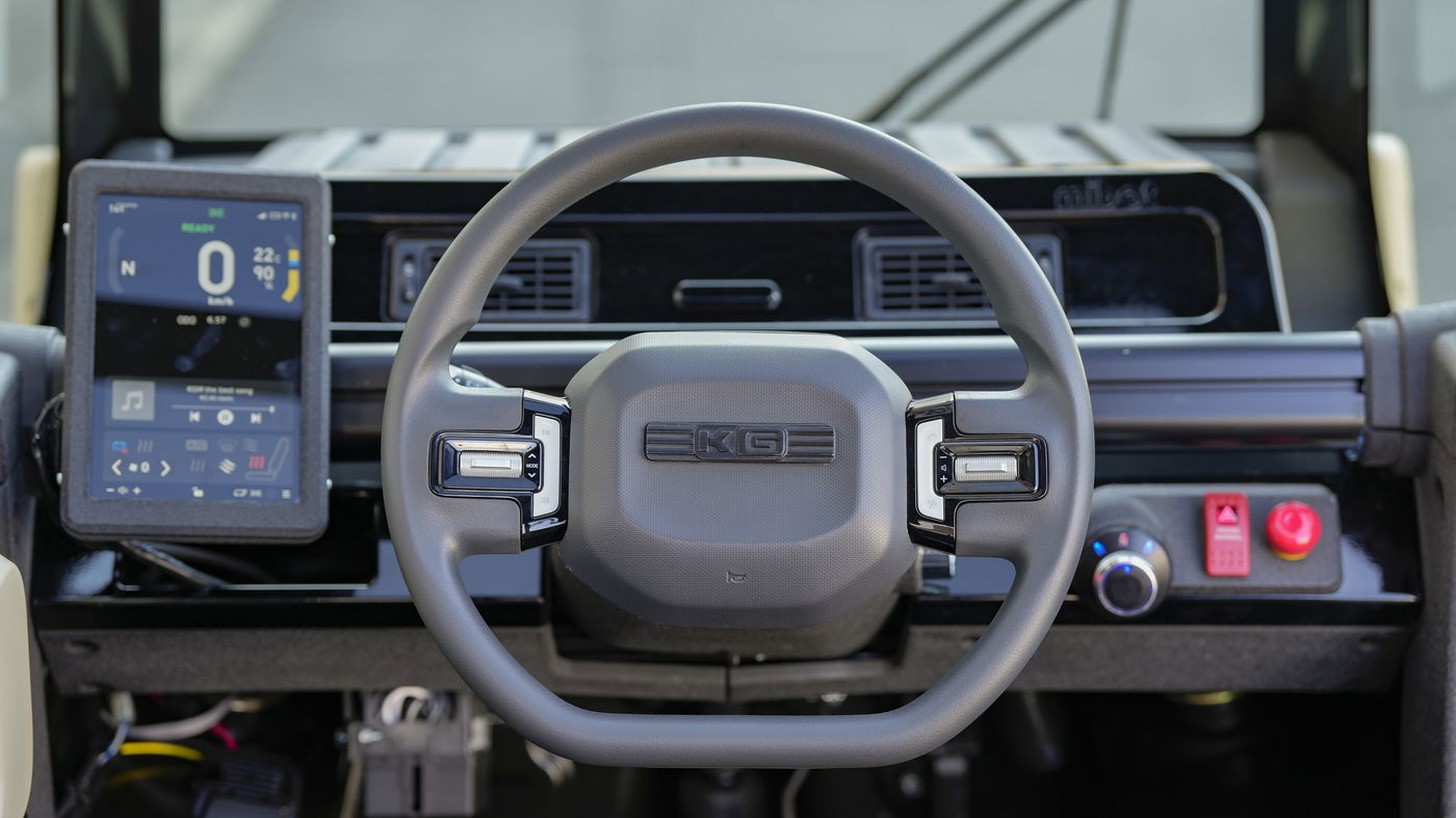 בעיצוב מנימליסטי אך כולל מסך מולטימדיה