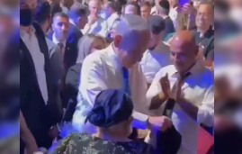 חורך את הרשת: נתניהו פושט את החליפה שלו ומגיש אותה לאישה ש"קר לה"