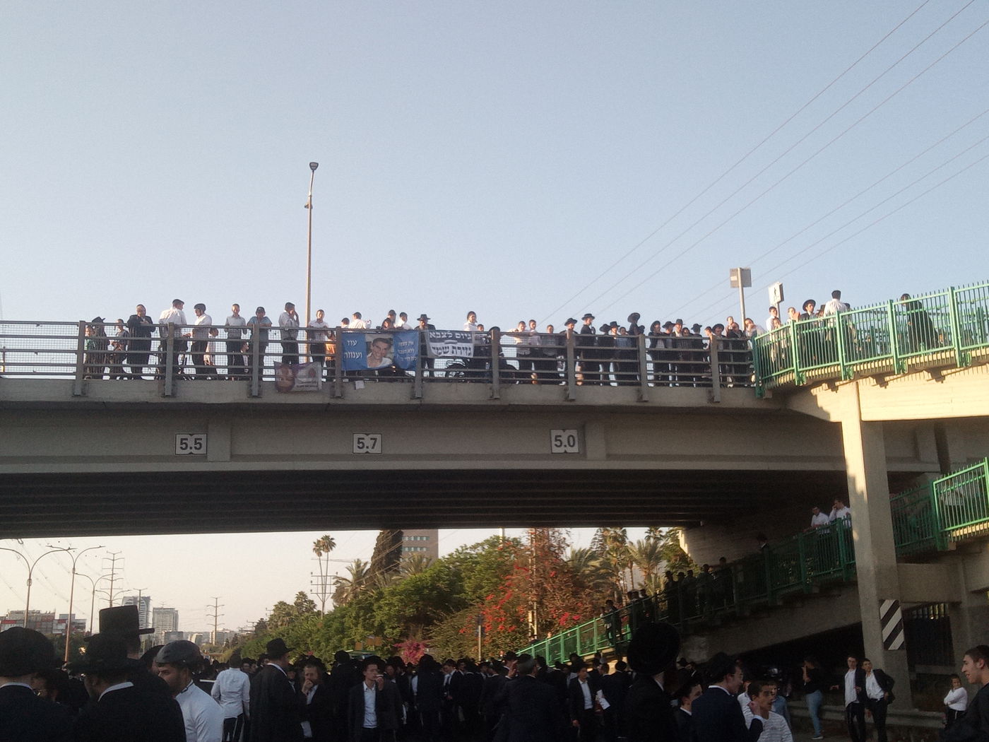 הפגנת הקיצונים בכניסה לבני ברק