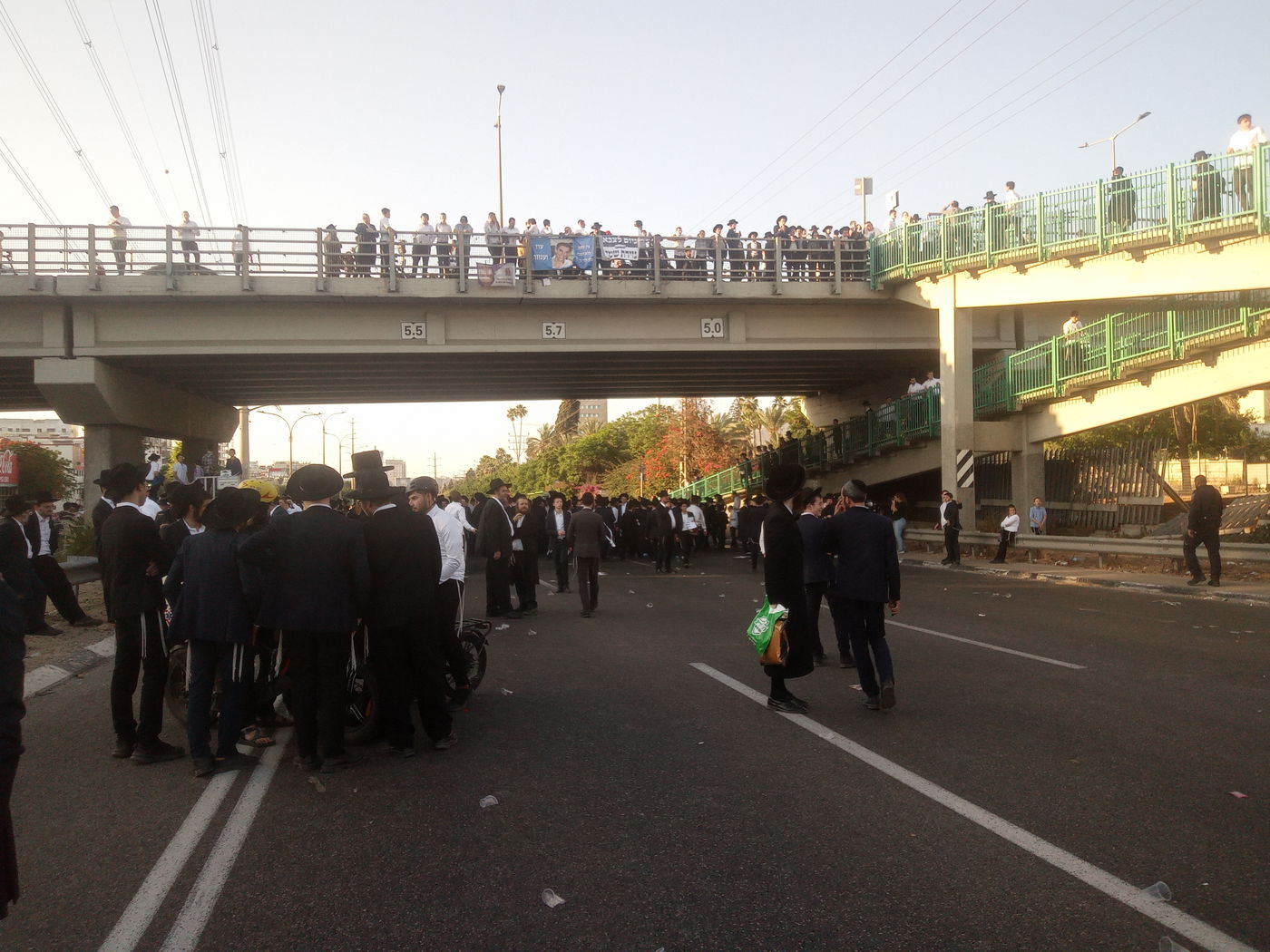 הפגנת הקיצונים בכניסה לבני ברק