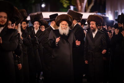 האדמו"ר מבאבוב בריקוד לאחר קידוש לבנה בצאת החג