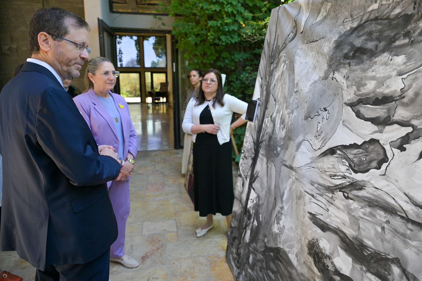 הנשיא בסיור בתערוכה