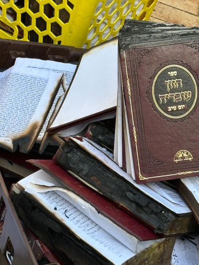 ספרי מרן הגר"ע יוסף זצ"ל ובנו הראש"ל  שהוצתו, הבוקר