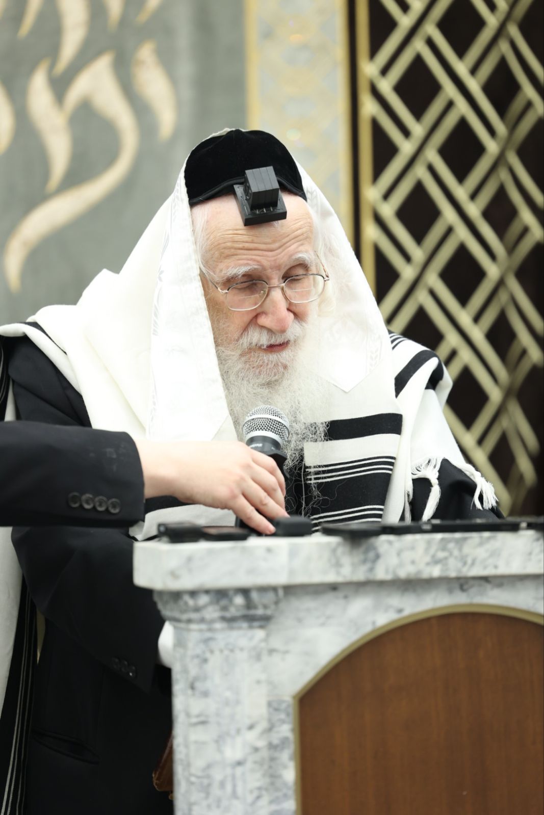 הגאון רבי עזריאל אויערבאך במסע לארה"ב