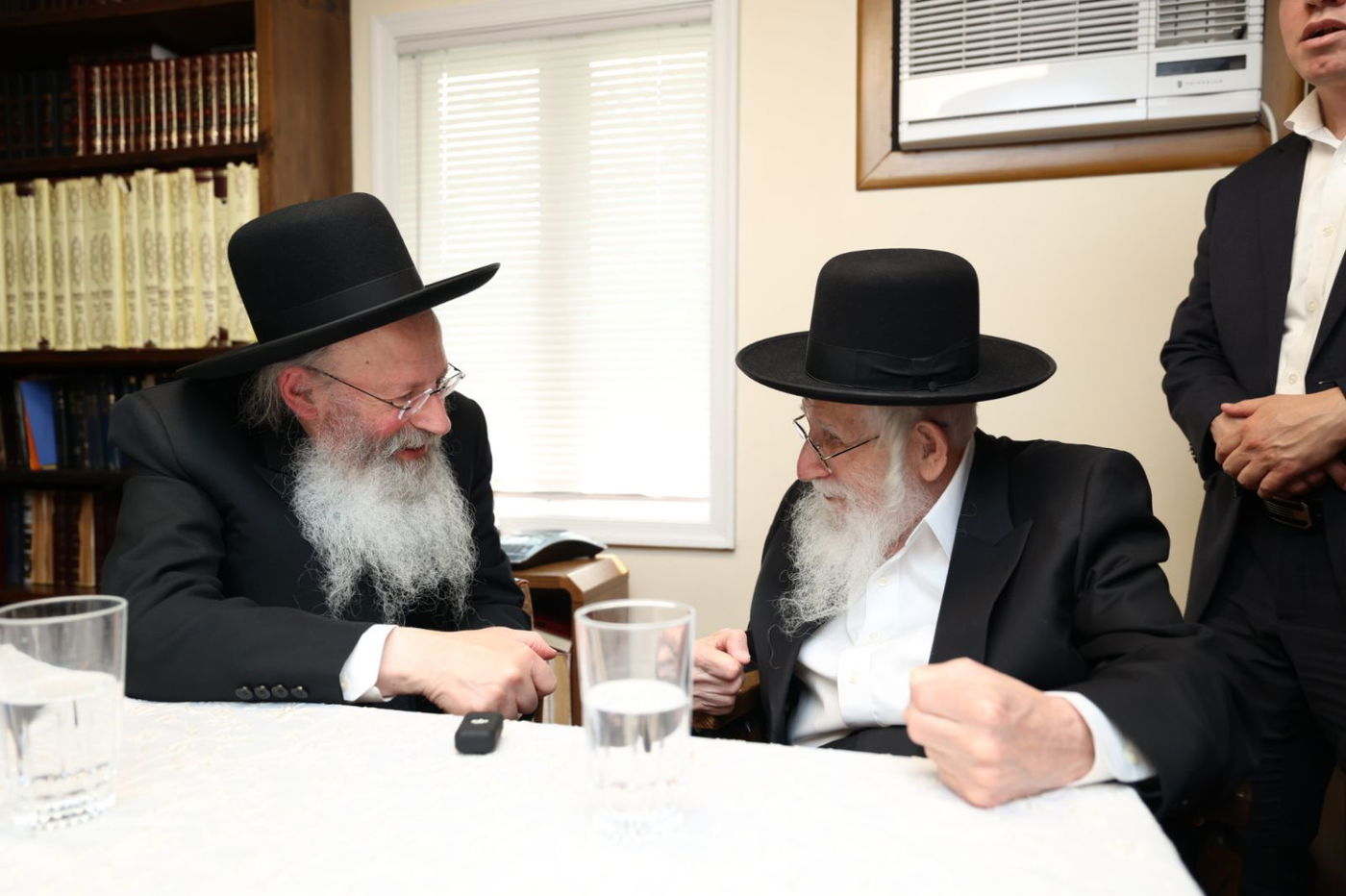 הגאון רבי עזריאל אויערבאך במסע לארה"ב