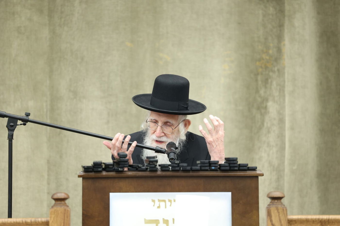 הגאון רבי עזריאל אויערבאך במסע לארה"ב