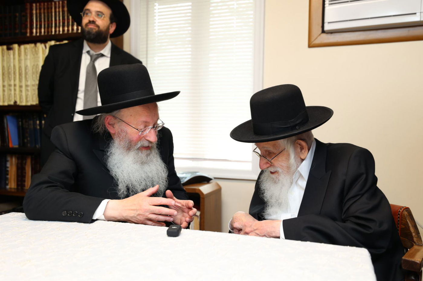 הגאון רבי עזריאל אויערבאך במסע לארה"ב