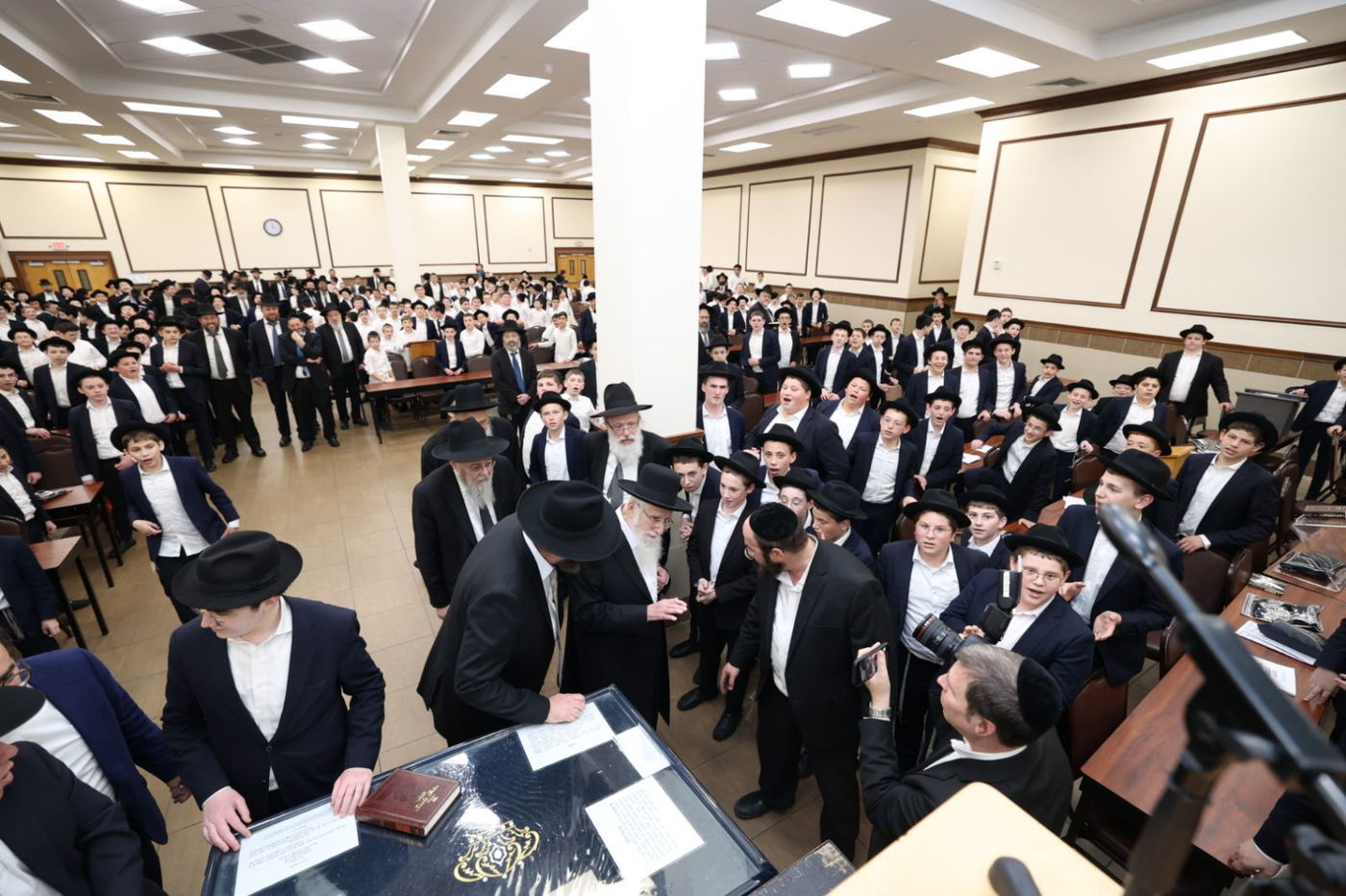 הגאון רבי עזריאל אויערבאך במסע לארה"ב