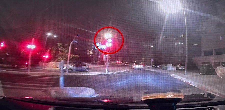 חציית הצומת ברמזור אדום