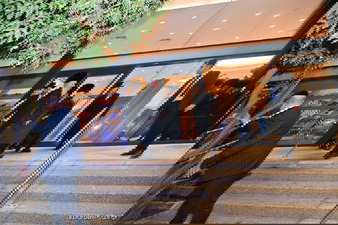 האדמו"ר מגור בשדה התעופה בדרכו לארה"ב