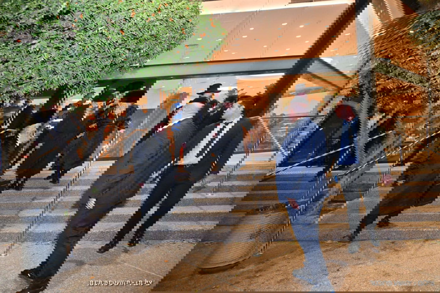 האדמו"ר מגור בשדה התעופה בדרכו לארה"ב