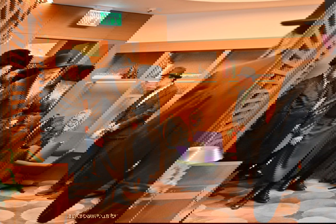 האדמו"ר מגור בשדה התעופה בדרכו לארה"ב