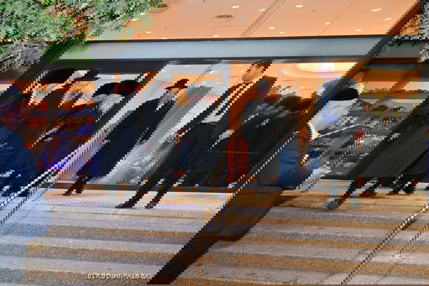 האדמו"ר מגור בשדה התעופה בדרכו לארה"ב