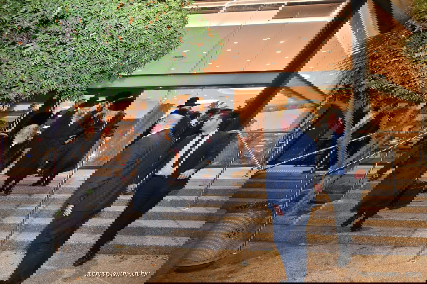 האדמו"ר מגור בשדה התעופה בדרכו לארה"ב