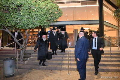 האדמו"ר מגור בשדה התעופה בדרכו לארה"ב