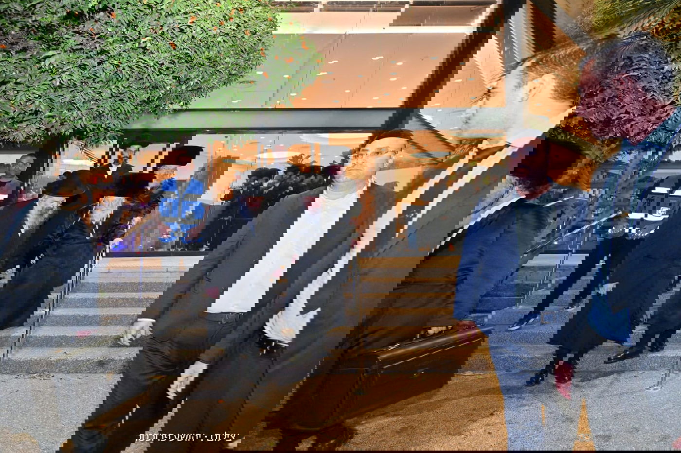 האדמו"ר מגור בשדה התעופה בדרכו לארה"ב