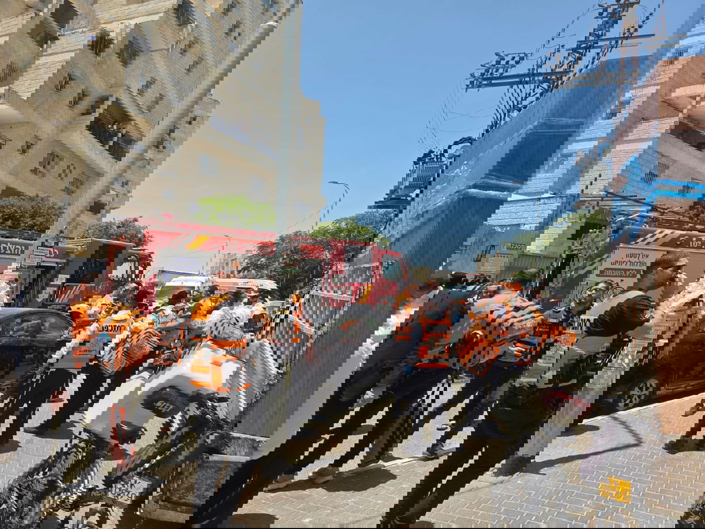 "נשמע פיצוץ": שריפה פרצה ליד הישיבה, פועל שהתקין מזגן נפצע וחולץ