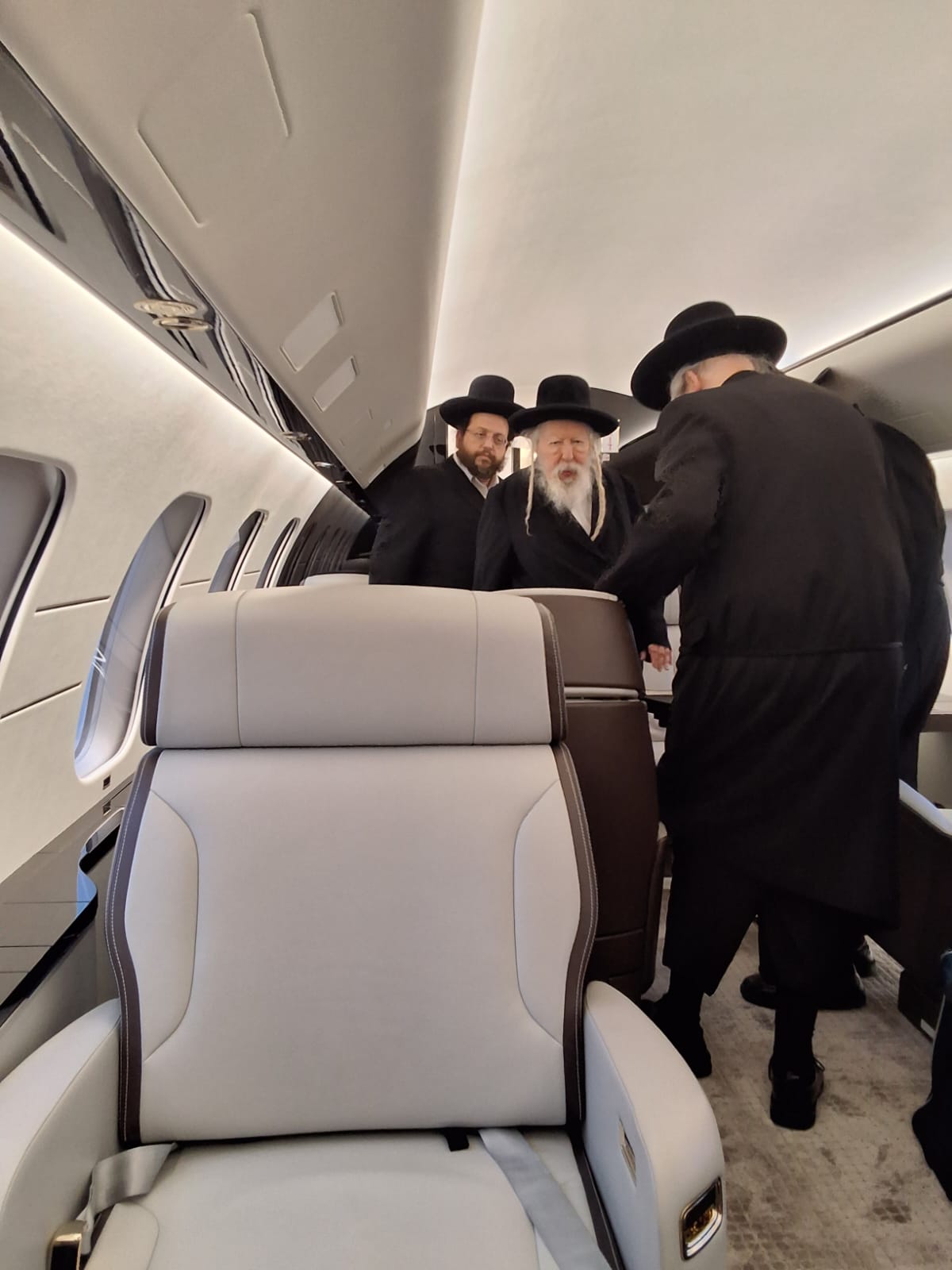 האדמו"ר מגור ברדתו מהמטוס בארה"ב