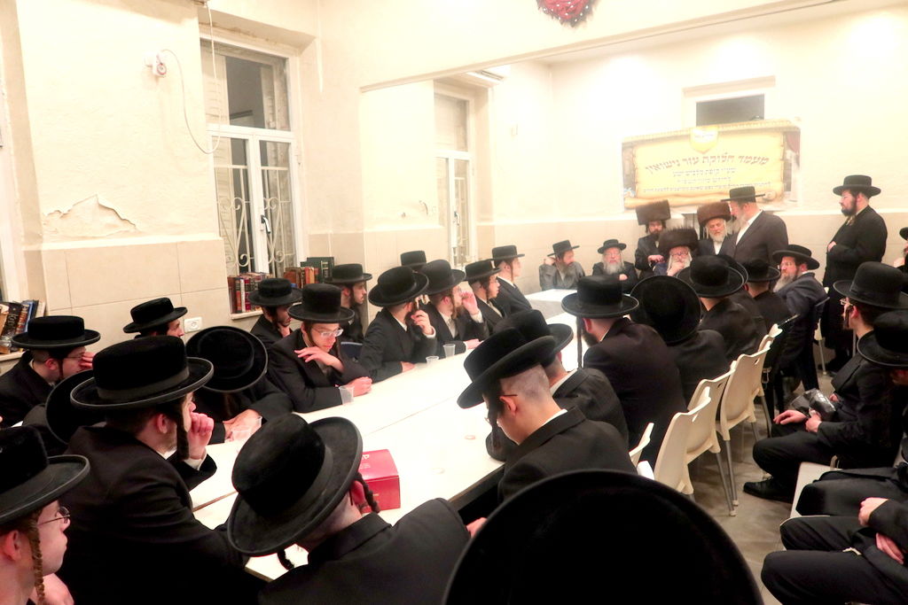 המעמד במעונו של האדמו"ר ממשכנות הרועים