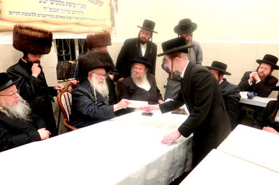 המעמד במעונו של האדמו"ר ממשכנות הרועים