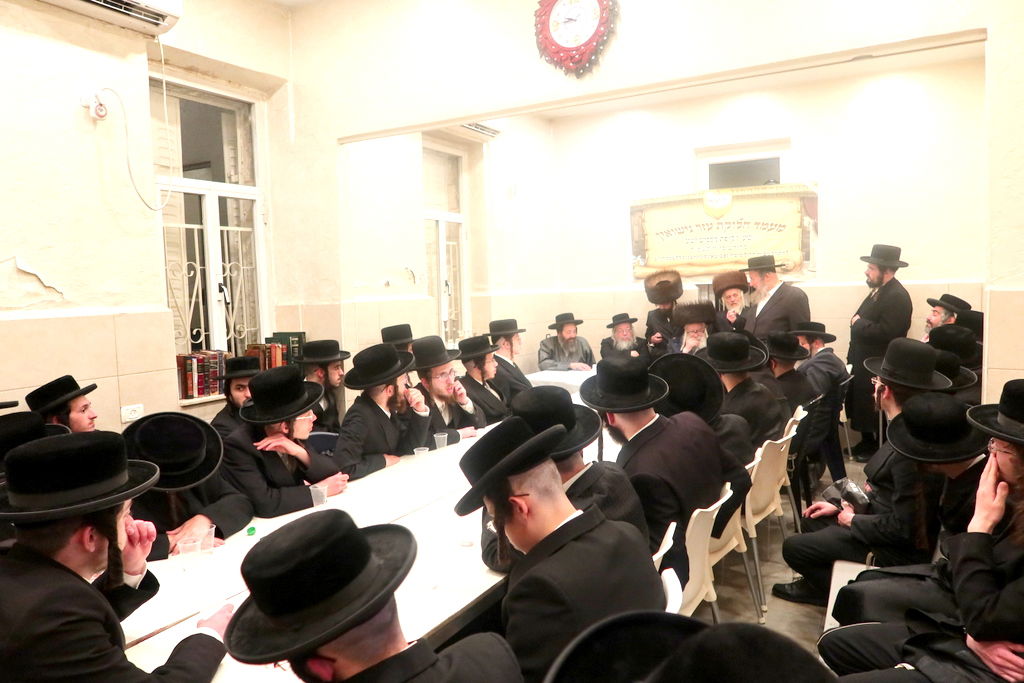 המעמד במעונו של האדמו"ר ממשכנות הרועים